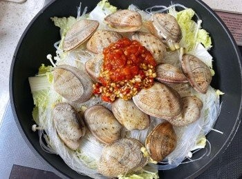 step6: 將拌好的蒜蓉醬料及豆瓣醬也放入鍋中