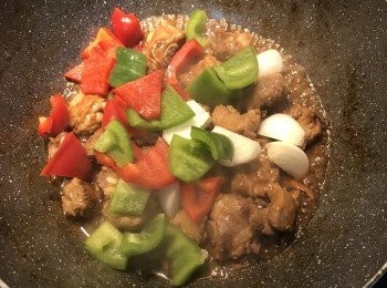 step10: 放入洋蔥、青椒和甜椒快炒；