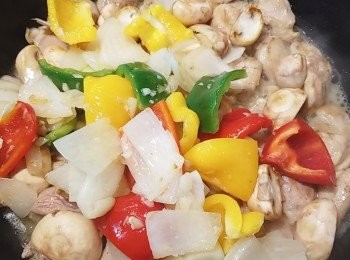 step13: 再將已炒的洋蔥、三色椒和白磨菇放回鍋中。