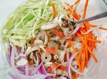 step7: 加入洋蔥絲、甘筍絲、高麗菜絲、葱粒和已炒的雜錦海鮮，加以攪拌。