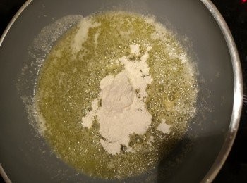 step12: 無鹽牛油加熱，加入麵粉攪勻。