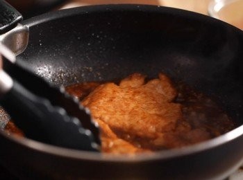 step5: 最後放入豬排煮熟，並將醬汁稍微收乾就完成了。