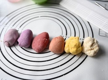 step2: 搓好後蓋保鮮紙醒麵5-10分鐘