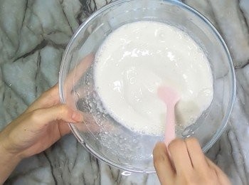 step3: 糖加水，煮到糖完全溶解
馬蹄粉加水，攪拌。過篩

加入吉士粉攪拌均勻