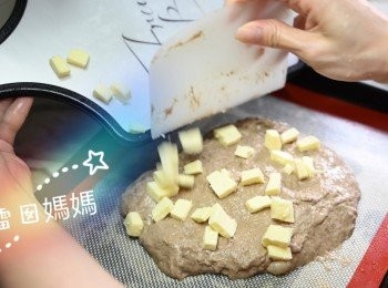 step4: 加入<span class="group_2">餡料</span>造型後。
可發酵30分鐘，
或直接入爐都可以。