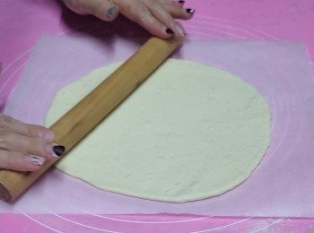 step5: 再排氣用棍輾成圓形薄片