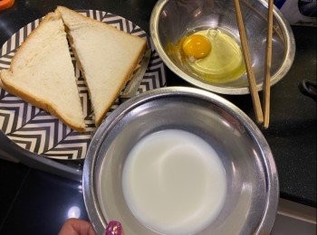 step1: 花生醬搽麵包，製成三文治（根據個人喜好和口味，可改其他餡料，如果醬），再切開两半（如圖）
雞蛋打匀，鑊熱下油，中大火，見油紋，轉中小火
將三文治底面及邊位浸入牛奶，再湛蛋液，下鑊
每面煎1分鐘，煎至硬身，可略煎邊位，最後大火略煎两面