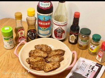step5: 取出<a href="https://bit.ly/3zHU5V3" target="_blank" data-keyword="雞翼" class="guide-link"><strong>雞翼</strong></a> <span style="display:inline-block;vertical-align:middle;margin-top:-3px;color:initial;border-radius:3px;padding:2px 3px;font-size:12px;line-height:14px;background:#87d300;color:#fff;">即買</span> ，灑上孜然粉和黑芝麻，180度焗5分鐘即成