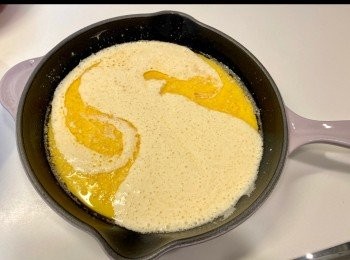 step5: 麵漿倒入鑄鐵鍋，放焗爐中下層，210度焗大約10-15分鐘至鬆餅膨漲，邊緣呈焦黃色即可取出