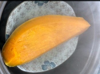 step1: 南瓜連皮蒸熟，這件南瓜我買了$6，其實南瓜多少都無所謂