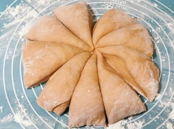 step3: 將<span class="group_1">麵糰</span>切為8至9份