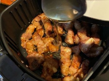 step4: 倒入蜜糖拌勻後，烤多2分鐘後取出，吃前撒上芝麻即可。