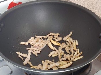 step11: 燒熱小許油； 下冬菇絲炒一會， 瘦肉絲回鑊打勾兜炒一會