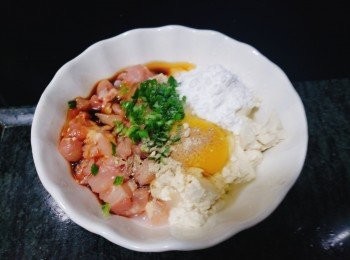 step1: <a href="https://bit.ly/2ZxapeY" target="_blank" data-keyword="雞扒" class="guide-link"><strong>雞扒</strong></a> <span style="display:inline-block;vertical-align:middle;margin-top:-3px;color:initial;border-radius:3px;padding:2px 3px;font-size:12px;line-height:14px;background:#87d300;color:#fff;">即買</span> 去皮印干水份切粒粒，豆腐印干水份壓碎。
將所有材料放入碗內攪拌均勻，質地類似濃稠的乳酪狀。