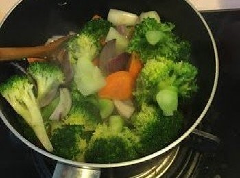 step3: 中火爆香乾蔥頭及蒜片後, 加入洋蔥略炒, 再加入西蘭花及甘筍, 以半茶匙鹽調味