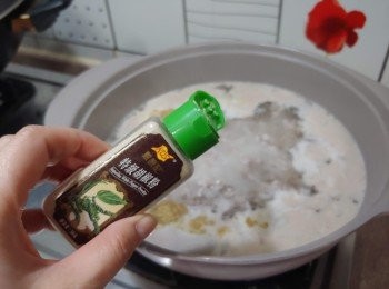 step9: 下蠔仔、皮蛋及胡椒粉煮至滾起