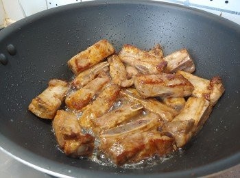 step3: 易潔鑊燒熱適量油，下排骨煎至四面金黃微焦