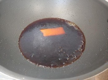 step5: 調味<span class="group_3">汁料</span>加適量水煮滾，下排骨
（<span class="group_3">汁料</span>幾乎蓋過排骨便可； 如水不夠可添加小許）