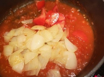 step5: 先用油爆香洋蔥，煎到洋蔥微帶金黃色盛起，將蕃茄蓉加雞湯，再下<span class="group_4">蕃茄醬調味料</span>，煮滾後試味，將洋蔥回鑊，慢慢埋<span class="group_5">茨</span>汁，夠濃度即可。