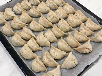 step9: 包好的水餃直接放冷凍冰硬後再收到夾鍊袋中冷凍保存；
烹煮時,水滾後才下餃子,煮到餃子浮起後，加半杯冷水蓋蓋子再次煮滾即可撈起；沾醬可用淡醬油+蒜末+香油+白醋（沒淡醬油就用ㄧ般醬油加點食用水即可）。