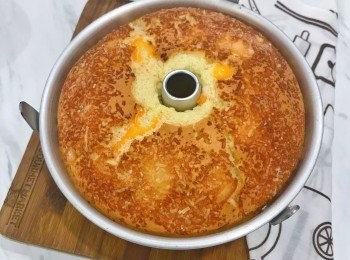 step14: 待「完全冷卻」後，用手延著模具輕壓ㄧ圈，讓蛋糕與模具分開，成功的戚風蛋糕是很有彈性的，壓下後會回彈，邊緣脫模後，底部也是ㄧ樣，蛋糕側放從最外圍輕壓ㄧ圈，再往內重覆ㄧ樣的動作，即可完成脫模。