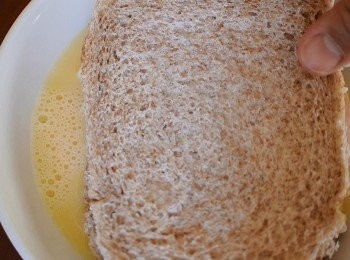 step9: 同時將方包的兩面及4邊都沾上蛋漿