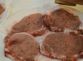 step3: 加上粉紅鹽/海鹽和現磨黑胡椒碎在豬扒其中一面