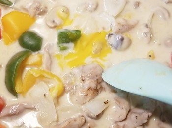 step15: 下鹽及黑胡椒碎，試味，最後加入蛋黃拌勻熄火即可。配白飯或意粉享用也可。