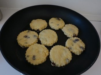 step4: 在平底鑊內塗少許牛油，然後放入麵糰，用中小火煮兩邊各3-4分鐘至金黃色，再灑上砂糖即成