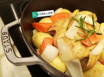 step6: 將洋蔥、甘荀和春雞回鑊，面放兩棵迷迭香。