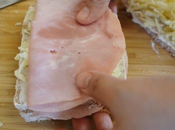 step5: 將一塊有火腿的方包放在另一塊有火腿的方包上, 再用砧板壓扁