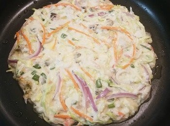 step9: 平底鍋加入適量的油，麵糊倒入鍋中呈圓形狀，稍微用湯匙將邊邊推圓
，中慢火煎至金黃色。