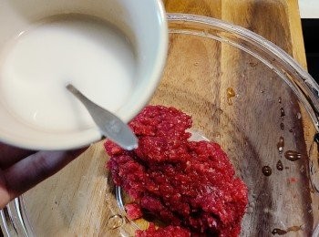 step3: 已醃的牛肉逐少許（一邊攪拌一邊加）加入已混和木薯粉/生粉的冰水，攪拌至起膠狀。