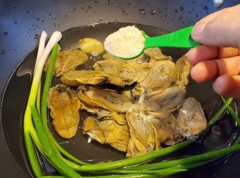 step2: 再加入1茶匙雞粉煮約2分鐘(水滾起計)