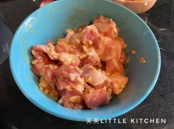 step1: 排骨洗淨後抹乾，加入<span class="group_2">醃料</span>用手抓勻醃1小時。