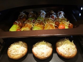 step8: 烤焗:
預熱完成，芝士蝦釀大啡菇的淺盤放入水波爐下層，椰菜卷深盤放上層，預設時間30分鐘。
如果想大啡菇芝士更香口, 當焗製時間餘下10分鐘，上下層焗盤可倒轉位置。