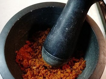 step2: 椰糖搗碎。