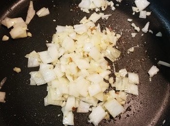 step10: 原鍋下洋蔥先炒香，再下蒜蓉炒。