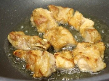 step5: 熱油，將排骨粒下鍋，半煎炸至全熟，盛起瀝油