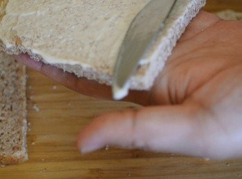 step3: 3塊方包塗上蛋黃醬後各放上芝士