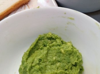 step2: 牛油果切開, 挖出果肉, 壓成茸備用