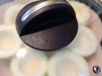 step4: 將留下的一部分冬茹瑤柱水注入碟中，先大火隔水蒸煮8-10分鐘（ 如喜歡再食軟身些，可再蒸多數分鐘），讓節瓜少許軟身和吸收到一下冬茹瑤柱水的味道。