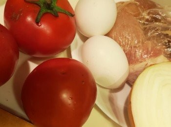 step1: 準備材料：先用<span class="group_2">醃料</span>醃豬扒，蕃茄三個，其中一個切細件備用，兩個蕃茄皮介十字，用熱水淥2分鐘，盛起浸冰水去皮，之後去籽後切蓉備用。洋蔥切方丁備用。雞蛋發勻，蛋液分三分一留<span class="group_3">豬扒炸面</span>，三分二留炒飯。粟粉加水攪勻留埋<span class="group_5">茨</span>用。