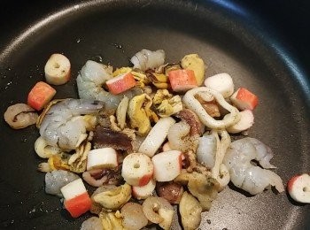 step9: 先下油大火炒雜錦海鮮，中途加入少許白酒（可不加），炒至乾身盛起備用。