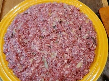 step5: 將肉放上一隻已掃上少許油的大碟中備用(方便把牛肉餅轉移在飯面上)。