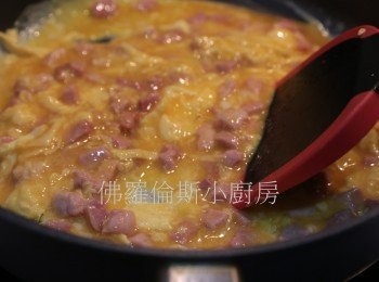 step2: 雞蛋打勻加少許鹽/及胡椒粉
加蛋手快熟好上碟