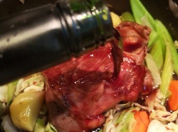 step6: 加入紅酒和上湯加熱