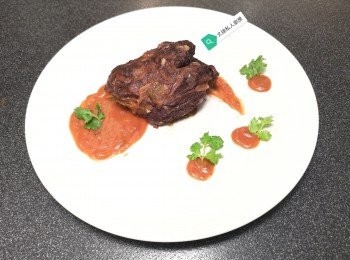 step14: 牛臉頰略為攤凍後，切成厚片。（太熱切片肉質會容易鬆散。）