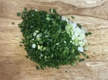 step4: 接著將洗好的蔥擦乾切蔥花；