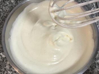 step9: 混好後的蛋糕糊是要有「拋拋」蓬鬆的感覺，接著倒1/3的蛋糕糊入模具中，並略微抹平；